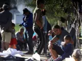 Integrantes de la caravana centroamericana de inmigrantes, en un albergue de Tijuana (México), junto a la frontera de EE UU.