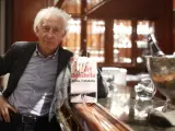 El escritor Albert Boadella junto a su libro 'Adiós Cataluña'.