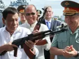 El presidente filipino, Rodrigo Duterte (2º izq), inspecciona un rifle AK-74M.