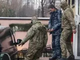Miembros de los Servicios de Seguridad de Rusia escoltan a un marinero ucraniano detenido, en el tribunal de Simferópol, en Crimea.