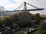 El tramo aún en pie del puente Morandi, en Génova (Italia), dos meses después del derrumbe ocurrido el 14 de agosto de 2018, en el que murieron 43 personas.