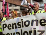 Los sindicatos UGT y CCOO reclaman en Valencia pensiones p&uacute;blicas dignas, en una imagen de archivo.