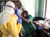 Trabajadores sanitarios, con equipos de protección para atender a pacientes con síntomas de ébola en el Hospital Bikoro, en la República Democrátrica del Congo.