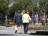 Imagen de archivo de dos jubilados paseando por un parque.