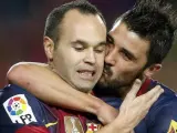 David Villa besa a Andrés Iniesta durante la celebración de un gol con el Barça.