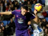 Maxi Gómez, delantero del Celta, cabecea un balón