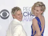 Ellen DeGeneres (izq) y su mujer, la actriz Portia de Rossi, posan a su llegada a los People's Choice Awards en Los Ángeles.