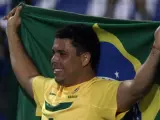 Ronaldo Nazario posa con la bandera brasileña en el homenaje que la Confederación Brasileña de Fútbol (CBF) le brindó durante su despedida oficial.
