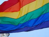 Una bandera con los colores del arcoíris, símbolo LGTB.