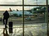 Viajero con maleta en aeropuerto