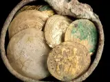 Cofre con insólitas monedas y un pendiente de oro de la época de las Cruzadas encontrado en la ciudad de Cesárea.