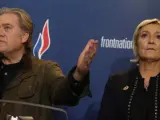 La líder ultraderechista Marine Le Pen, junto al exasesor de Donald Trump, Steve Bannon.