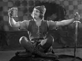 El primer clásico , Cuando uno traza la genealogía del cine de acción y aventuras, el nombre de Douglas Fairbanks aparece, como mínimo, tres veces: con La marca del Zorro (1920), con la sublime El ladrón de Bagdad (1924) y con esta delicia silente, la primera película de la historia cuyo estreno se celebró en Hollywood a todo lujo. Fairbanks, que también escribió el guion, no fue el primero en llevar a Robin al cine (el primer filme sobre el personaje data de 1908), pero sí codificó su apariencia, su alegre socarronería y su propensión a dejar en ridículo al príncipe Juan a base de acrobacias.