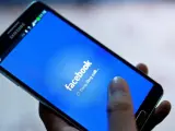 Una persona se conecta a Facebook en un teléfono móvil.