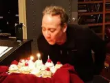 El actor Kevin Sussman (Stuart en 'The Big Bang Theory') soplando las velas de su 47 cumpleaños.