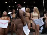 Un grupo de mujeres participa en una protesta ante Victoria's Secret.