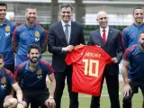 El presidente del Gobierno, Pedro Sánchez, junto al presidente de la RFEF, Luis Rubiales, y rodeado por jugadores de la selección española de fútbol, antes de viajar al Mundial de Rusia.