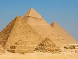 Las pirámides Keops, Kefrén y Micerinos, situadas en la meseta de Giza.