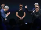Los miembros de la banda U2 con el consejero delegado de Apple, Tim Cook. EFE/MONICA DAVEY