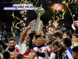 Los jugadores de River alzan la Copa Libertadores tras derrotar a Boca en Madrid.