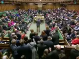Un parlamentario del partido laborista Lloyd Russell-Moyle coge el mazo real de la Cámara de los Comunes.