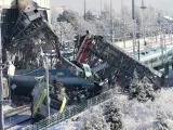 Bomberos trabajan en el rescate de víctimas en el lugar donde se ha producido un accidente al chocar un tren de alta velocidad en Ankara (Turquía).
