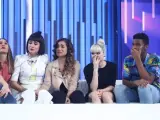 De izda a dcha, Sabela, Natalia, Julia, Alba Reche y Famous, apenados por la expulsión de Miki.