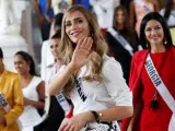 Miss España, la transexual Ángela Ponce (c), saluda durante la visita de las aspirantes al título de Miss Universo a la sede del Gobierno tras mantener un encuentro con el primer ministro tailandés Prayut Chan-o-cha, en Bangkok (Tailandia)