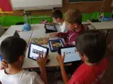 Niños utilizando su tableta para clase en un colegio.