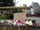 Flores, mensajes y velas, en el lugar donde murió una de las víctimas del atentado de Estrasburgo (Francia).