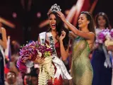 La representante de Filipinas, Catriona Gray, es coronada como Miss Universo 2018, en Bangkok, Tailandia.