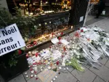 Flores, velas y mensajes, cerca del mercadillo de Navidad donde se produjo el atentado en Estrasburgo (Francia).