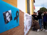 <p>Jóvenes del instituto de Zalamea la Real colocan carteles realizados en repulsa por la muerte de Laura Luelmo.</p>