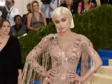 Kylie Jenner sobre la alfombra roja luciendo un diseño de Versace.