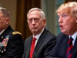 El secretario de Defensa de EE UU, el general James Mattis (en el centro), junto al presidente, Donald Trump, durante una reunión en la Casa Blanca, el 23 de octubre de 2018.