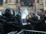 Mossos d'Esquadra se enfrenta a varios simpatizantes independentistas, que protestan en las inmediaciones de la Llotja de Mar de Barcelona.