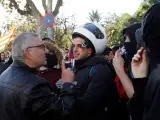 Simpatizantes independentistas se encaran entre ellos, durante la protesta en las inmediaciones de la Llotja de Mar de Barcelona.