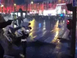 Un policía apunta con su arma a una multitud de manifestantes de los 'chalecos amarillos' en París.