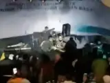 Momento en el que una ola del tsunami arrasa un concierto del grupo indonesio Seventeen.