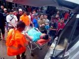 Servicios de emergencia trasladan en ambulancia a un herido afectado por el tsunami que ha golpeado la costa de Indonesia.