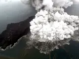 El monte Anak Krakatau (Indonesia), en erupción.
