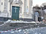 Escombros junto a un iglesia en la localidad siciliana de Santa Venerina, en la provincia de Catania (Italia), tras sufrir un terremoto de magnitud 4,8.