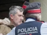 El presunto autor del doble homicidio de Susqueda, Jordi Magentí, acompañado de los Mossos d'Esquadra.