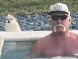 El luchador Hulk Hogan en un jacuzzi junto a su perro.