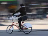 Una usuaria del Bicing circula por Barcelona con una de las bicicletas.