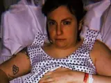 Lena Dunham se ha tenido que extirpar el ovario izquierdo tras su histerectomía total.