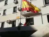 Momento en el que uno de los detenidos por la violación múltiple Callosa es conducido por agentes de la Guardia Civil.