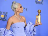La artista Lady Gaga posa con el Globo de Oro ganado a la mejor canción por el tema "Shallow".