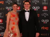 El líder de Ciudadanos, Albert Rivera, y su pareja Beatriz Tajuelo, posan muy sonrientes sobre la alfombra roja de la 32 edición de los Premios Goya.