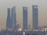 Las Cuatro Torres, bajo una nube de contaminación, el pasado 31 de diciembre.